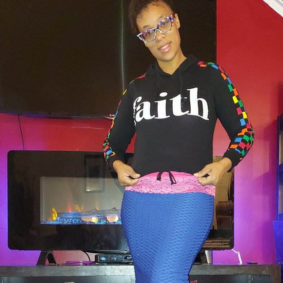 Meet your Posher, Tiara - Picture 4 of 4